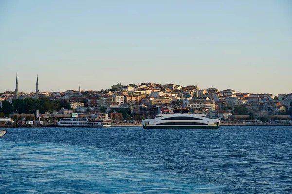 Κωνσταντινούπολη, Μποντρούμ - Αύγουστος 2020: Τα τουριστικά σκάφη ταξιδεύουν γύρω από τη διώρυγα του Βοσπόρου τις καθαρές καλοκαιρινές μέρες. Κρουαζιέρα στον Βόσπορο Σάνσετ, Σουλταναχμέτ, — Φωτογραφία Αρχείου