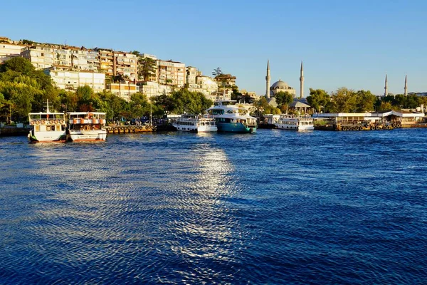 Κωνσταντινούπολη, Μποντρούμ - Αύγουστος 2020: Τα τουριστικά σκάφη ταξιδεύουν γύρω από τη διώρυγα του Βοσπόρου τις καθαρές καλοκαιρινές μέρες. Κρουαζιέρα στον Βόσπορο Σάνσετ, Σουλταναχμέτ, — Φωτογραφία Αρχείου