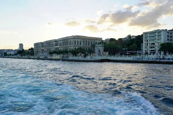 Istanbul, Bodrum - August 2020: Tour boats travel around the Bosphorus Canal on clear summer days. Sea cruise past Dolmabahce Palace — Stock Photo, Image