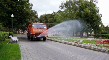 Moskova, Rusya - Ağustos 2020: Güneşli bir günde, Moskova 'daki Vodootvodny kanalında Kadaşevskaya seti üzerindeki güzel renkli eski evler ve çeşmeler panoramik şehir manzarası