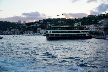 Günbatımında Haliç 'ten İstanbul rıhtımının panoramik manzarası. Yazın eski Galata Kulesi ile İstanbul 'un güzel şehir manzarası.