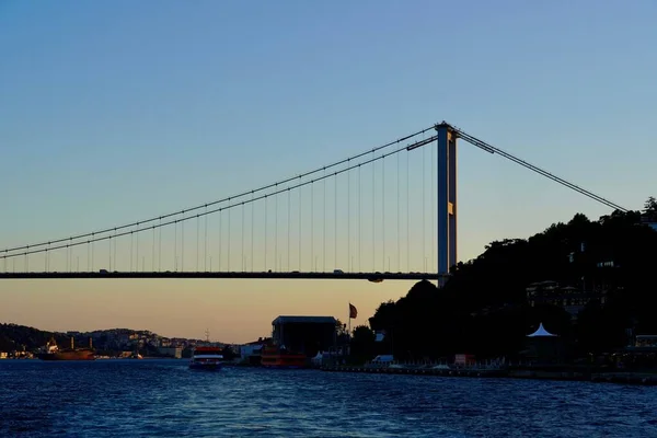 Crucero en el Bósforo. Panorama de Estambul desde el Bósforo. Silouete oh el famoso puente en el lado del Bósforo. Vista panorámica en una hermosa puesta de sol — Foto de Stock