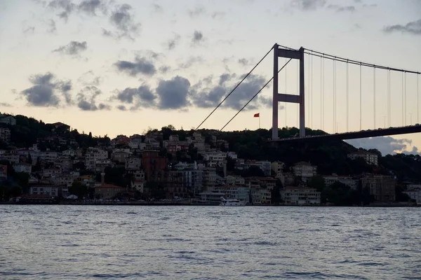 Panoramische foto van de Bosporus van Istanbul. Het landschap van Istanbul is een prachtige zonsondergang met wolken. Silhouette brug Yavuz brug Sultan Selim Istanbul Turkije bij zonsondergang. Bosporus zijkant foto — Stockfoto