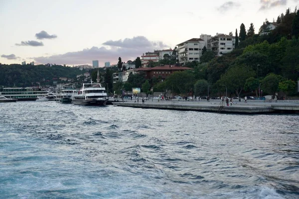 O horizonte de Istambul ao pôr-do-sol, Turquia. Bela paisagem urbana de Istambul com navios de cruzeiro. Viajando e de férias em Istambul no verão ao pôr do sol — Fotografia de Stock