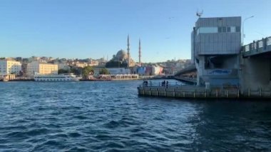 4K Tur gemisi İstanbul 'un günbatımındaki çarpıcı panoramik manzarasına bakan İstanbul Boğazı' nın zümrüt lagünü boyunca ilerliyor.