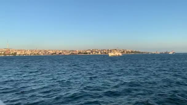 Cruzeiro de navio 4K Tour ao longo da lagoa esmeralda do estreito de Bósforo com vista para as deslumbrantes vistas panorâmicas de Istambul ao pôr do sol, passeio de Istambul — Vídeo de Stock