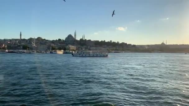 4K 투어 선박은 해질 무렵볼 쇼 루스 해협의 에메랄드 석호를 따라 항해하며 이스탄불 관광 여행중에 볼 수있는 놀라운 파노라마 전경을 바라본다. — 비디오