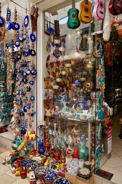 Bodrum, Türkiye - Ağustos 2020: Atmosfer yerel hediyelik eşya piyasaları. Türk Büyük Pazarı. Sokak pazarında el yapımı hediyelik eşyalar. Hediyelik eşyalar: rüzgar müziği, düş kapanı, nazar boncukları, bilezikler.