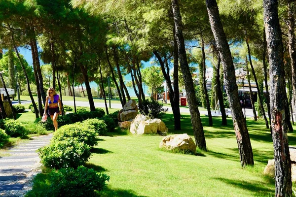 Bodrum, Türkiye - Ağustos 2020 Lujo Oteli 'nde bir adam yola çıkıyor. Bakımlı taş geçitler ve Ege Denizi 'nin her daim yeşil, sulu köknar ağaçları olan güzel otel manzaraları.. — Stok fotoğraf