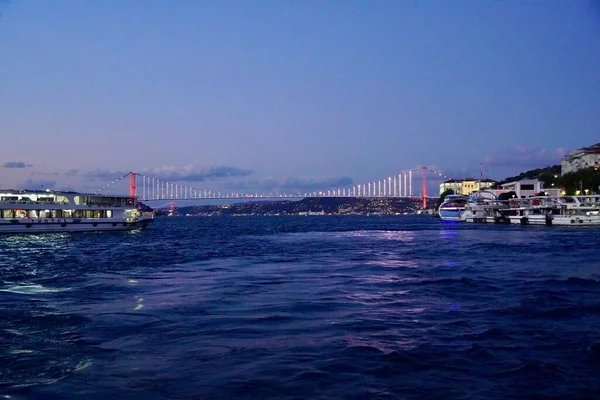 Πανοραμική άποψη της φωτισμένης γέφυρας τη νύχτα Κωνσταντινούπολη — Φωτογραφία Αρχείου
