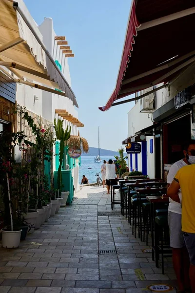 Bodrum, Туреччина - серпень 2020: Atmospheric Narrow Street в старому місті. Щоденна атмосфера Туреччини. Буганвіль. — стокове фото