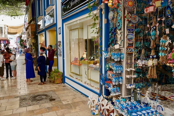 Bodrum, Türkiye - Ağustos 2020: Atmosfer yerel hediyelik eşya piyasaları. Türk Büyük Pazarı. Sokak pazarında el yapımı hediyelik eşyalar. Hediyelik eşyalar: rüzgar müziği, düş kapanı, nazar boncukları, bilezikler.