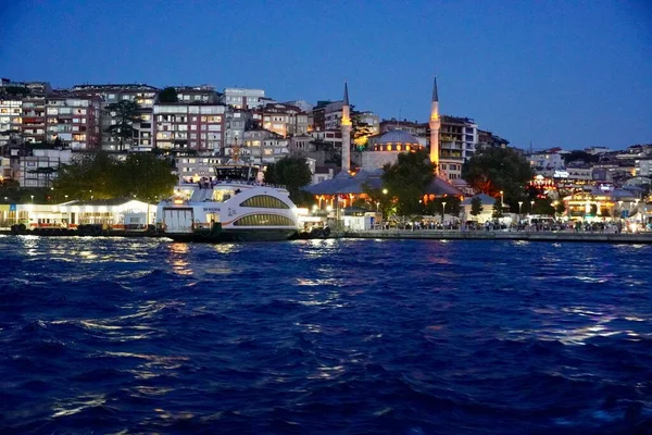从金角湾俯瞰伊斯坦布尔海滨的夜景.夏季伊斯坦布尔美丽的城市景观与旧加拉塔. — 图库照片