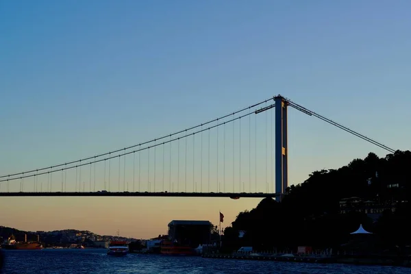 Cruiseschip op de Bosporus. Panorama van Istanbul vanaf de Bosporus. Silouete oh de beroemde brug aan de Bosporus kant. Panoramisch uitzicht bij een prachtige zonsondergang — Stockfoto