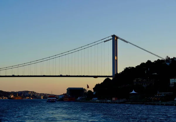 Plavební loď na Bosporu. Panorama z Istanbulu z Bosporu. Silouete, ten slavný most na Bosporu. Panoramatický výhled na krásný západ slunce — Stock fotografie
