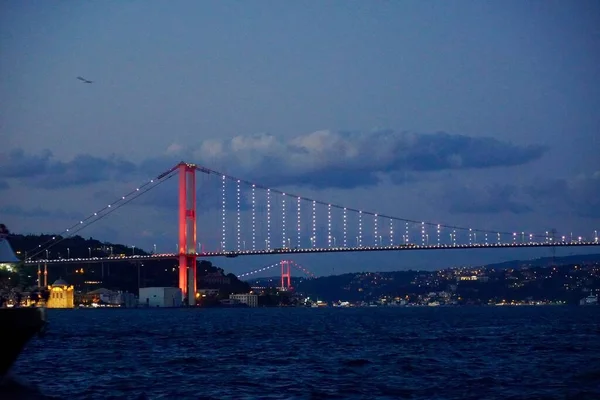 Panoramisch uitzicht op de verlichte brug 's nachts Istanbul — Stockfoto