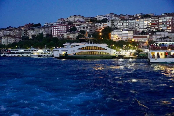 从金角湾俯瞰伊斯坦布尔海滨的夜景.夏季伊斯坦布尔美丽的城市景观与旧加拉塔. — 图库照片