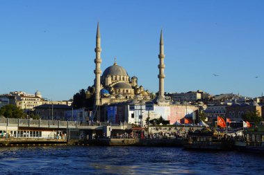 İstanbul, Türkiye - Ağustos 2020: Ortakoy İstanbul manzarası, Ortakoy Camii ve Boğaz Köprüsü 'nün bulutlu güzel gündoğumu. İstanbul 'un en iyi turistik beldesi. Şey...
