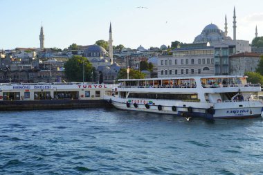 İstanbul, Türkiye - Ağustos 2020: Ortakoy İstanbul manzarası, Ortakoy Camii ve Boğaz Köprüsü 'nün bulutlu güzel gündoğumu. İstanbul 'un en iyi turistik beldesi. Şey...