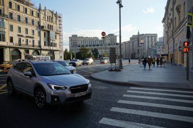 Moskova, Rusya - Ağustos 2020: Sabahın erken saatlerinde, arka planda sokaklar, evler ve manastırla iyi bakımlı temiz Moskova manzarası.