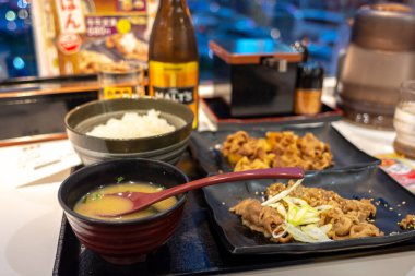 Osaka / Japonya - 14 Ekim 2017: Yoshinoya, Japon fast food zinciri gyudon restoranlarında yemek
