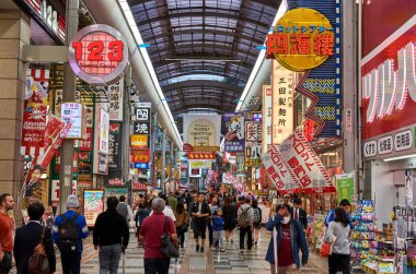 Osaka / Japonya - 6 Ekim 2017: Sennichimae Doguyasuji Japonya 'nın Osaka kentindeki alışveriş caddesini kapsadı.