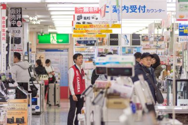 Osaka / Japonya - 7 Aralık 2017: Bic Camera Namba Mağazası, Japonya