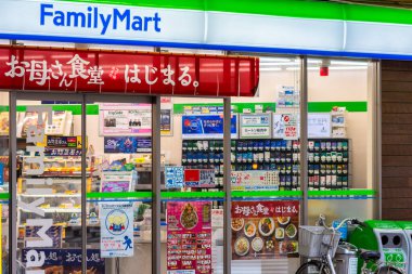 Osaka / Japonya - 1 Ekim 2017: Osaka, Japonya 'da bir Aile Çarşısı marketinin vitrini