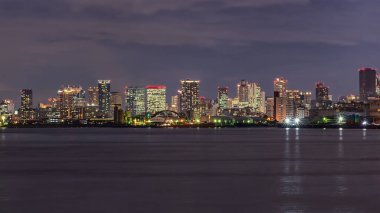 Osaka / Japonya - 25 Aralık 2017: Osaka Ufuk Çizgisi Gece Görüşü Osaka Limanı, Japonya