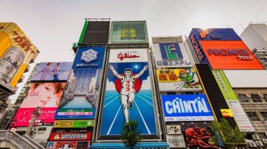 Osaka / Japonya - 1 Ekim 2017: Glico Man, Japonya 'nın Osaka kentindeki Dotonbori' de bulunan ünlü dev reklam panosu, 1935 yılında Glico şekerleme şirketi için bir reklam olarak kuruldu.