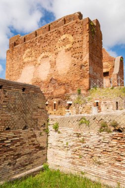 Ostia Antika harabeleri, İtalya 'nın Roma kentinden 25 kilometre uzaklıktaki modern Ostia kasabasına yakın büyük antik Roma arkeolojik alanı.