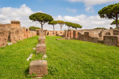 Ostia Antika harabeleri, İtalya 'nın Roma kentinden 25 kilometre uzaklıktaki modern Ostia kasabasına yakın büyük antik Roma arkeolojik alanı.
