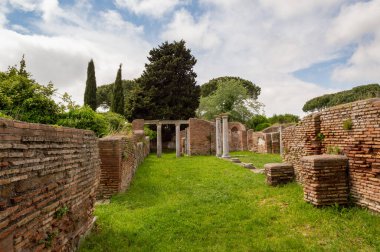 Ostia Antika harabeleri, İtalya 'nın Roma kentinden 25 kilometre uzaklıktaki modern Ostia kasabasına yakın büyük antik Roma arkeolojik alanı.