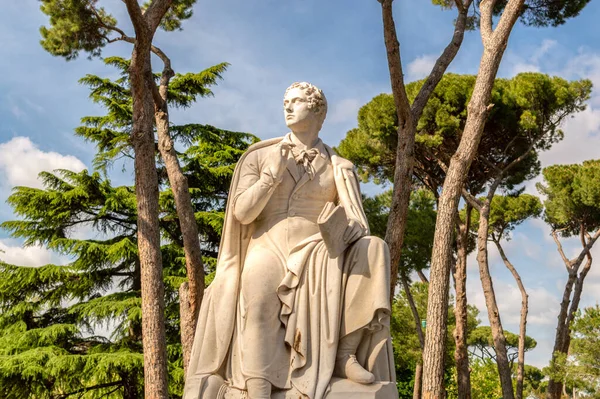 Roma / İtalya - 2 Mayıs 2015: Roma, İtalya 'daki Villa Borghese bahçelerinde George Gordon Byron Anıtı