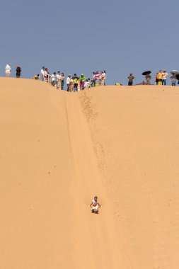 Kubuki Çölü, Moğolistan Bölgesi / Çin - 31 Temmuz 2016: Çin 'in iç Moğolistan bölgesindeki Kubuçi Çölü' nde insanlar kum tepecikleri kızağı kayıyor. Kum tepeciği kızağı Kubuki çölünde popüler bir turistik etkinliktir.