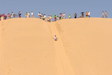Kubuki Çölü, Moğolistan Bölgesi / Çin - 31 Temmuz 2016: Çin 'in iç Moğolistan bölgesindeki Kubuçi Çölü' nde insanlar kum tepecikleri kızağı kayıyor. Kum tepeciği kızağı Kubuki çölünde popüler bir turistik etkinliktir.