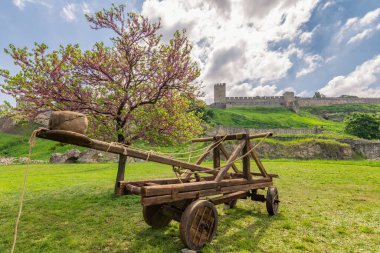 Arka planda Belgrad Kalesi (Kalemegdan), Belgrad ve Sırbistan 'ın yer aldığı antik bir mancınığın kopyası