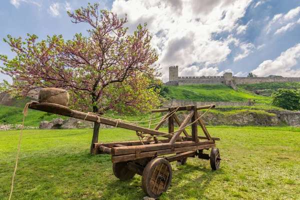 Réplica Una Antigua Catapulta Con Fortaleza Belgrado Kalemegdan Fondo Belgrado — Foto de Stock