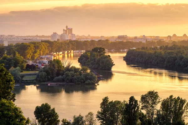 Belgrad / Sırbistan - 30 Mayıs 2020: Belgrad şehir manzarası ve Tuna ve Sava nehirlerinin birleşme noktası Belgrad Kalemegdan Kalesi 'nden manzara