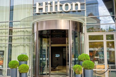 Belgrad / Sırbistan - 17 Kasım 2019: Sırbistan 'ın başkenti Belgrad' ın merkezindeki lüks Hilton oteline giriş