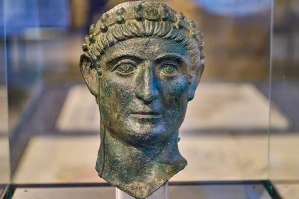 Belgrad / Sırbistan - 21 Aralık 2019: Roma İmparatoru Büyük Konstantin 'in Belgrad' daki Sırbistan Ulusal Müzesinde bronz büstü