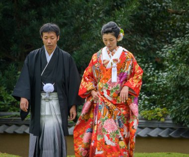 Nara / Japonya - 9 Ekim 2017: Japonya 'nın Nara Parkı' nda renkli geleneksel giysiler içinde sevimli Japon çift