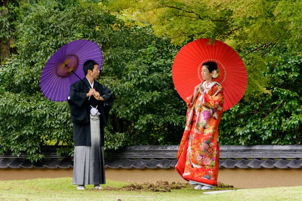 Nara / Japonya - 9 Ekim 2017: Japonya 'nın Nara Parkı' nda renkli geleneksel giysiler içinde sevimli Japon çift