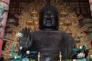 Nara / Japonya - 12 Mayıs 2018: Japonya 'nın Nara kentindeki UNESCO Dünya Mirası bölgesinde bulunan Todai-ji Tapınağı' nda Daibutsu büyük bronz heykeli