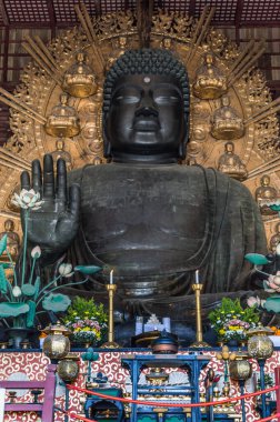 Nara / Japonya - 12 Mayıs 2018: Japonya 'nın Nara kentindeki UNESCO Dünya Mirası bölgesinde bulunan Todai-ji Tapınağı' nda Daibutsu büyük bronz heykeli