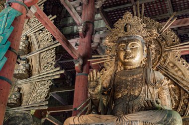 Japonya, Nara 'daki Todai-ji Budist tapınağındaki Buda heykeli.