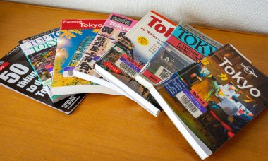 Tokyo / Japonya - 15 Ekim 2017: Çeşitli Tokyo seyahat rehberleri masaya yayıldı. Tokyo konseptine yolculuk planlama