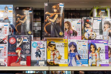 Tokyo / Japonya - 21 Ekim 2017: Tokyo, Japonya 'nın Akihabara ilçesinde her türlü kartı olan büyük bir kart dükkanı olan Card World Akiba' da anime karakterlerin yer aldığı oyun kartları paketleri