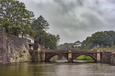 Tokyo / Japonya - 19 Ekim 2017: Tokyo, Japonya 'daki İmparatorluk Sarayı girişinde bulunan Ishibashi Köprüsü