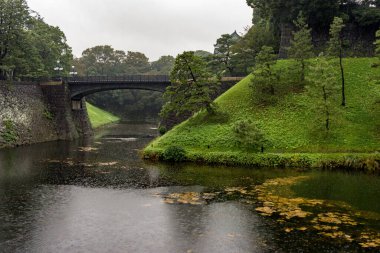 Tokyo / Japonya - 19 Ekim 2017: Tokyo, Japonya 'daki İmparatorluk Sarayı girişinde bulunan Ishibashi Köprüsü
